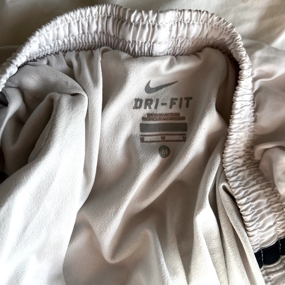 Women’s Nike running shorts - Picture 3 of 4